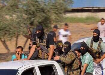 מחבלי החמאס החמושים חודרים לישראל ברכבים לפני חטיפתם ורציחתם של מאות אזרחי וחיילים ישראל. 7 באוקטובר 2023