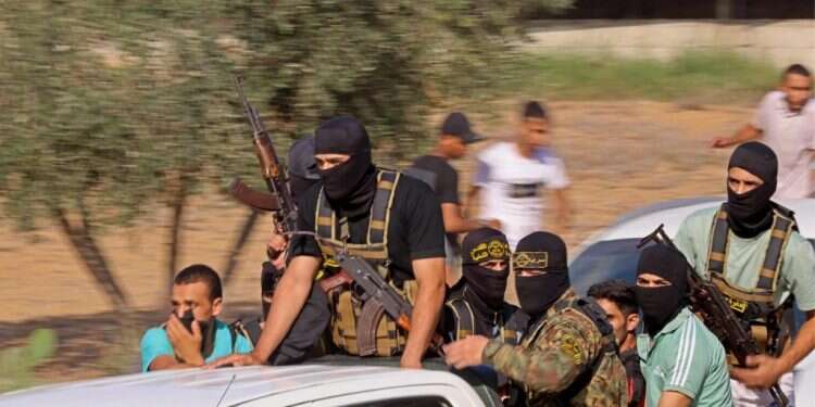 מחבלי חמאס חמושים חודרים לישראל ברכבים לפני חטיפתם ורציחתם של מאות אזרחי וחיילים ישראל. 7 באוקטובר 2023. צילום: AFP מוסר נוצרי כפול: הוותיקן מתעלם מהמציאות בישראל – ומההיסטוריה