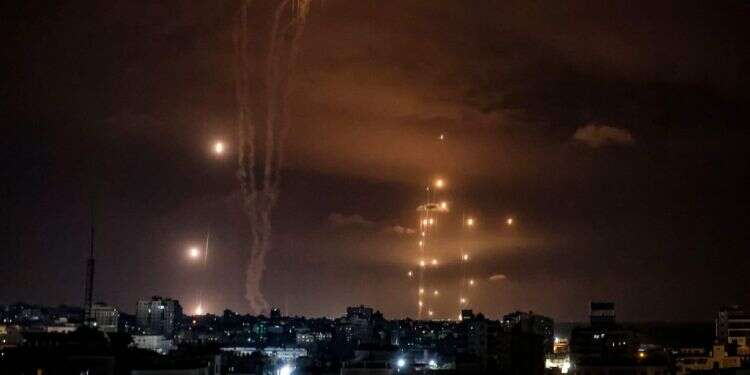 ירי רקטות מרצועת עזה הלילה. צילום: AFP מטחי ירי לעבר יישובי הדרום: אשקלון, ניצן וזיקים | ידיעה מתעדכנת