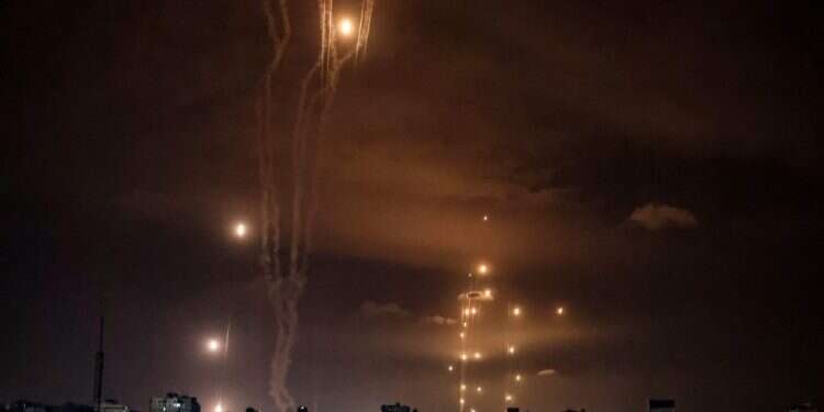 ירי רקטות בלתי פוסק מרצועת עזה לעבר ערי ישראל. 7 באוקטובר 2023. צילום: AFP