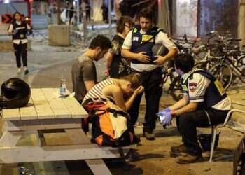 כוחות הביטחון בתל אביב משוחחים עם נפגעי חרדה אחרי המתקפה של חמאס ב-7 באוקטובר