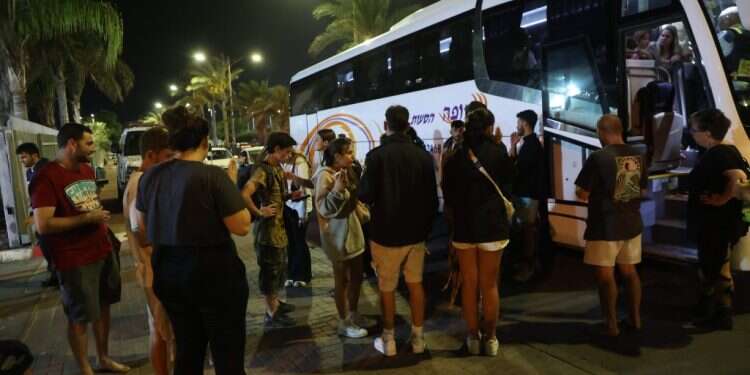 פינוי תושבים מעוטף עזה,  צילום: AFP איך מסבירים לילדים את המצב הבטחוני?