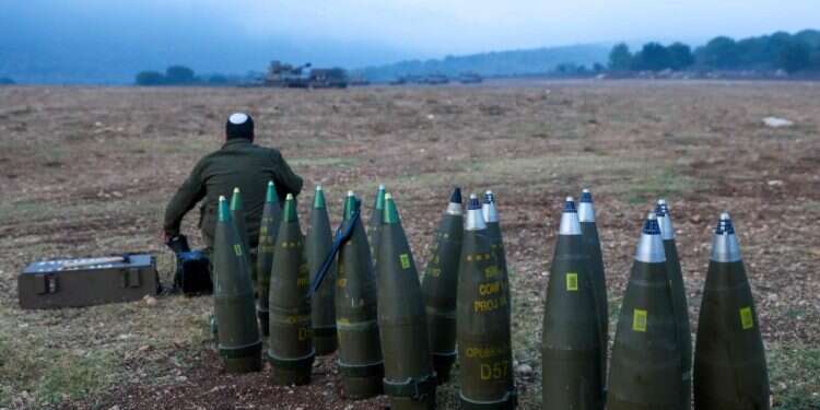 חייל ישראלי ליד פגזי ארטילריה, בגבול הצפון. צילום: AFP