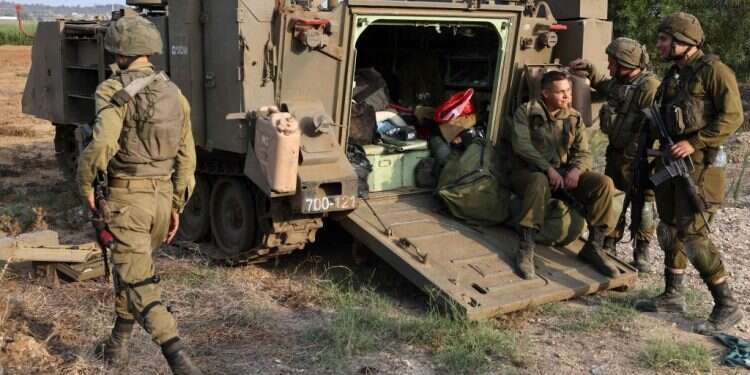 חיילים בשטחי כינוס בגבולת רצועה עזה. צילום: AFP