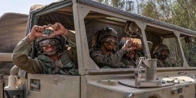 חיילים בדרך ללחימה, צילום: AFP