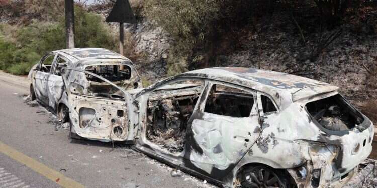 רכבים מפויחים בכניסה לשדרות. צילום: AFP