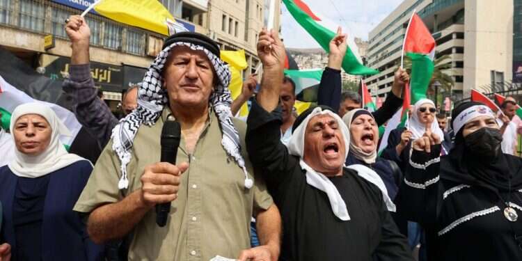 פלסטינים בשכם מפגינים תמיכה בחמאס. צילום: AFP כוכב הרשת הפלסטיני הכריז: אני קודם כול ישראלי