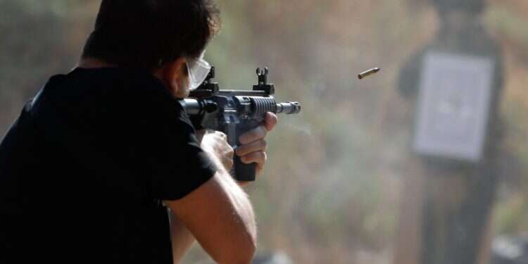 אימוני מטווח בגבול לבנון לאור ההקלות במתן אישורים לנשיאת נשק. צילום: AFP הקריטריונים לרישיון נשק הורחבו, אבל אפשר וצריך הרבה יותר