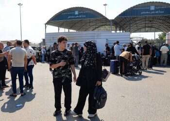 עזתים בעלי דרכונים זרים צובאים על מעבר רפיח, בשבוע השני למלחמה. צילום: AFP העזתים צובאים על מעבר רפיח – שנשאר סגור