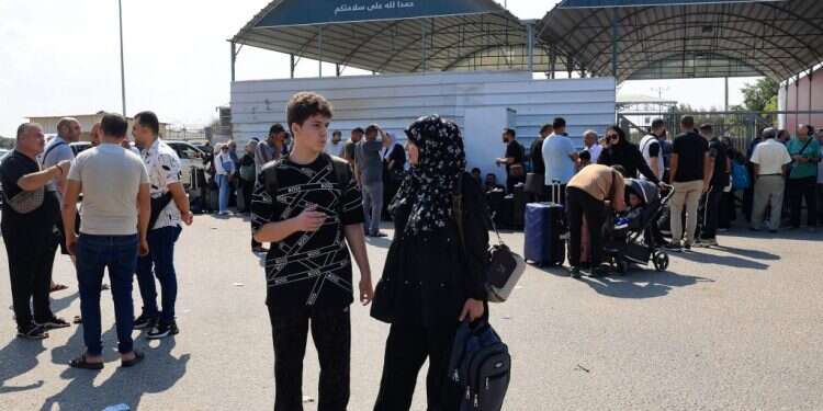 העזתים צובאים על מעבר רפיח – שנשאר סגור