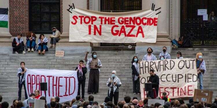 סטודנטים מפגינים נגד ישראל בהרווארד. צילום: איי.אף.פי כשחמאס כבש את הרווארד