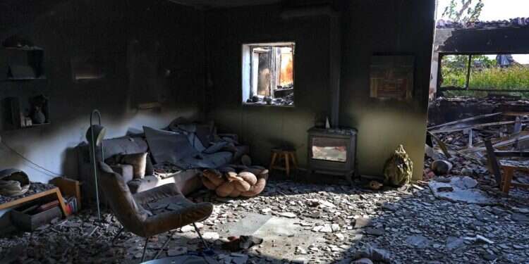 הריסות בקיבוץ בארי. צילום: AFP