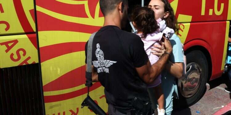 ילדים ומבוגרים עוזבים את העיר שדרות בעקבות ירי הרקטות מרצועת עזה.למצולמים אין קשר לכתבה. צילום: AFP  "שכן קרוב": קהילת עולי אתיופיה שנותרו לבד אחרי ששדרות פונתה