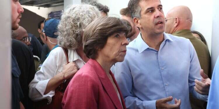 שרת החוץ הצרפתית קתרין קולונה  עם שר החוץ אלי כהן בסיור בבית החולים ברזילי באשקלון, הבוקר. צילום: AFP