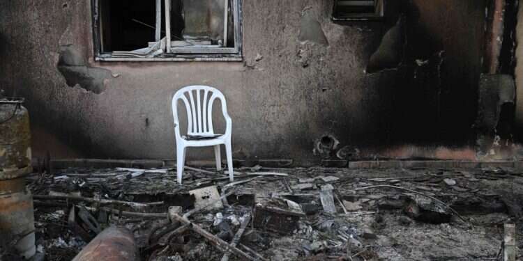 בית שהועלה באש על ידי מחבלים בבארי. צילום: AFP "אם הרוע היה כל כך גדול, אנחנו מקווים גם לנס בלתי נתפס"