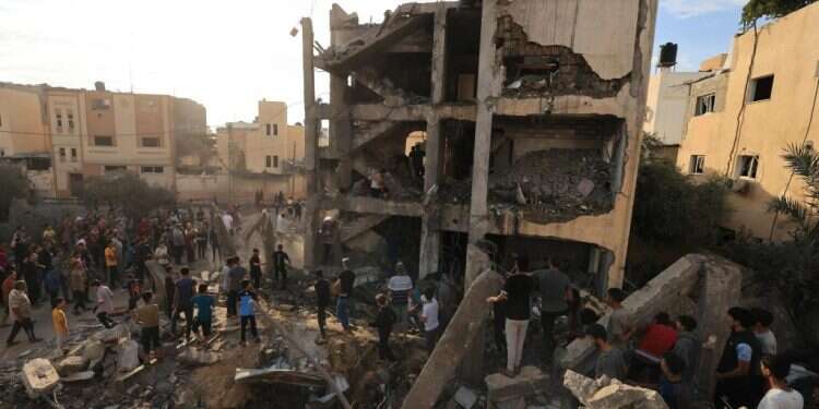 חאן יונס אחרי תקיפה ישראלית. צילום: AFP ישראל תאפשר הכנסת סיוע הומניטרי; חוסל מפקד מערך הנ"ט של עזה