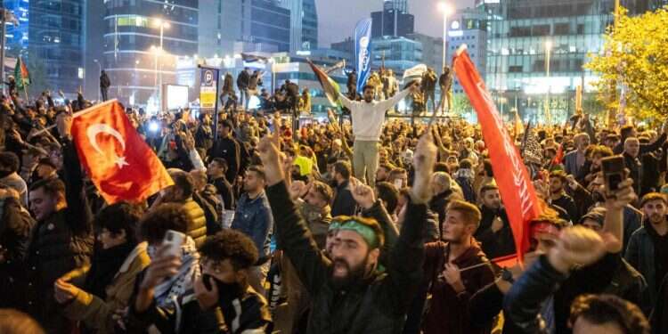 הפגנות מול שגרירות ישראל בטורקיה. צילום: AFP פיצוץ בית החולים בעזה: חמאס מפרסם שקרים וישראל מגמגמת