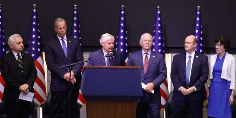 גם כשסנאטורים מארה"ב באים לתמוך בישראל – הם קוראים לחיזוק הפלסטינים