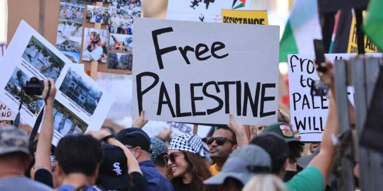 בסוף ההשוואות תמיד יחזרו. הפגנה נגד ישראל בלוס-אנג'לס. צילום: AFP "הפחתת דיסוננס קוגניטיבי": התקשורת הבינלאומית חזרה לתמוך בחמאס