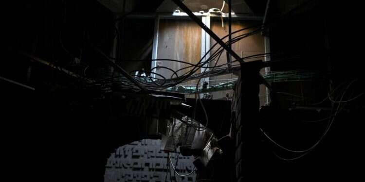 פגיעת רקטה בקיבוץ יד מרדכי, צילום: AFP