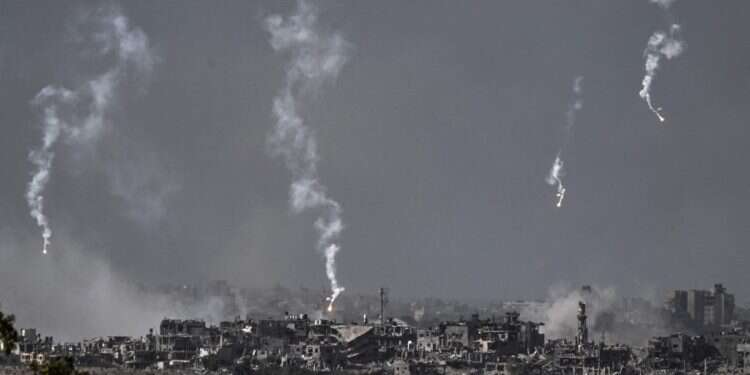 עשן מיתמר מעזה, היום. צילום: AFP הפעילות הקרקעית: חוסלו מפקד הכוח הימי ומפקד מערך הנ"ט של חמאס