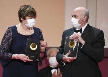 זוכי פרס נובל ברפואה: המדען היהודי ועמיתתו שהובילו לפיתוח חיסוני הקורונה