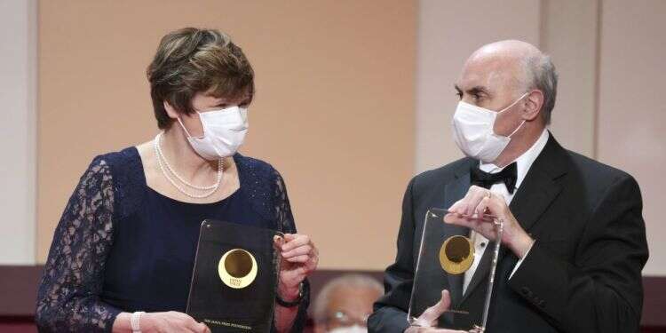 זוכי פרס נובל ברפואה: המדען היהודי ועמיתתו שהובילו לפיתוח חיסוני הקורונה