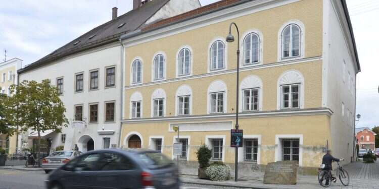 בית הולדתו של היטלר, אוסטריה. צילום: Kerstin Joensson, AP באוסטריה נלחמים: בית הולדתו של היטלר יהפוך לתחנת משטרה