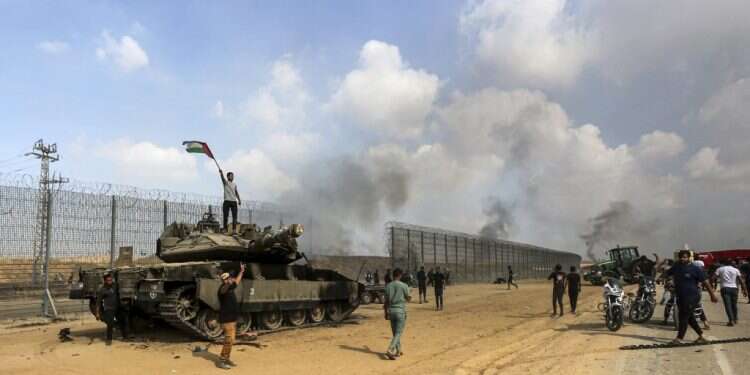 מחבלי חמאס לאחר פריצת גדר הגבול עם עזה. צילום: AP פשעים שנעשו כחלק מהשמדת עם: מחבלי חמאס ראויים לעונש מוות