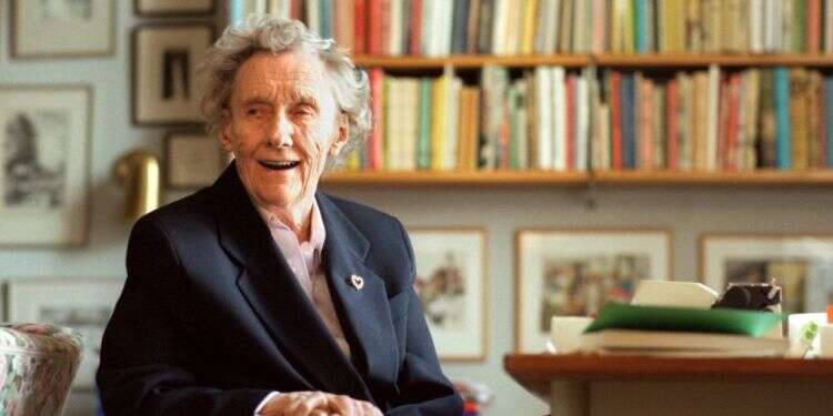 הסופרת השבדית מתארת ילדות בזמן מלחמה בצורה כל כך מדויקת. אסטריד לינדגרן, 1997 . צילום: איי.פי