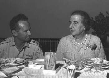 משה שמיר, דידי מנוסי ודוש: העלון שנסך רוח קרב בחיילינו