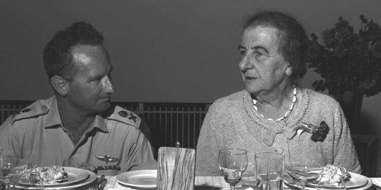 עוזי נרקיס עם ח משה שמיר, דידי מנוסי ודוש: העלון שנסך רוח קרב בחיילינו