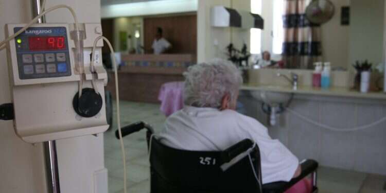 בית אבות בירושלים. צילום: אנה קפלן - פלאש90. "חברים לרפואה" סיפקה 3 טון של ציוד רפואי ותרופות לצה"ל ולמפונים