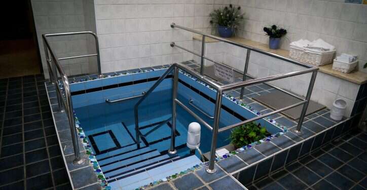 טבילה ביום וכלות לקראת חתונה: השאלות המאתגרות סביב טהרת המשפחה בעת המלחמה