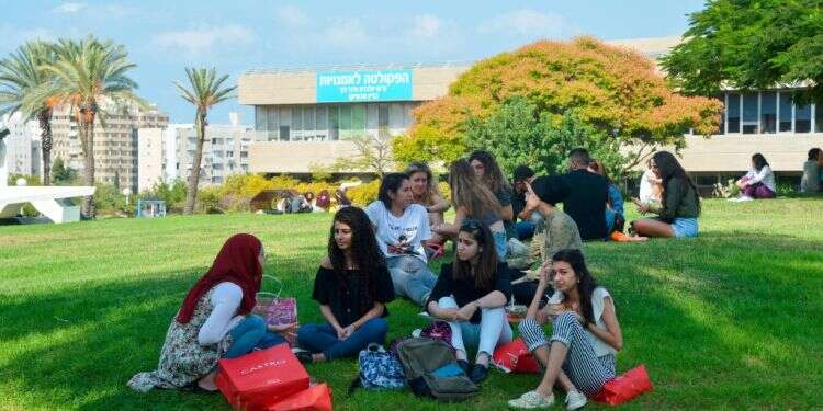 סטודנטים בקמפוס, אילוסטרציה. צילום: פלאש 90 לפחות עד דצמבר: דחייה נוספת בפתיחת שנת הלימודים האקדמית