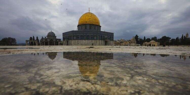 כיפת הסלע ביום גשום בירושלים. צילום: ג'מאל עוואד/פלאש90 חשבון נפש: טבח שמיני עצרת הוא סוף העולם הישן