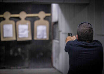 בעקבות המתקפה: המשרד לביטחון לאומי יספק 10,000 כלי נשק לאזרחים