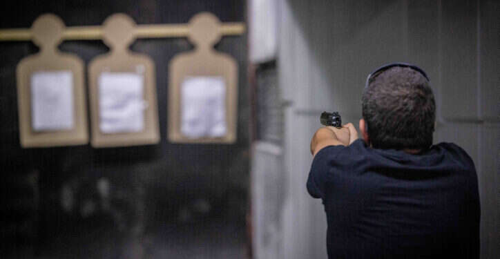 ישראלי עושה מטווח בירושלים. צילום: יונתן זינדל/פלאש 90 בעקבות המתקפה: המשרד לביטחון לאומי יספק 10,000 כלי נשק לאזרחים