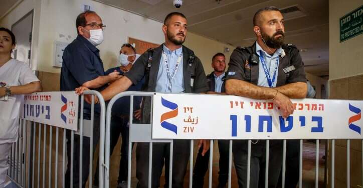 מאבטחים בבית החולים זיו בצפת, אילוסטרציה. צילום: דוד כהן, פלאש 90 שר הבריאות פנה לבן גביר: הקם כיתות כוננות בבתי חולים