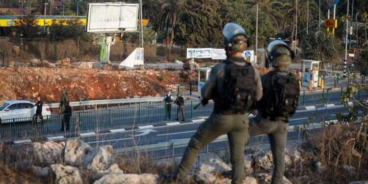 חיילים בצומת עפרה שבבנימין. צילום: פלאש 90 "היישובים ריקים מגברים, כולם בחזית": בהתיישבות מוחים נגד המחלקה היהודית בשב"כ