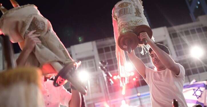 למה אני חוגגת את התורה, אפילו שאני לא ממש מתאמצת לקיים אותה