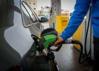 שופטת הורתה לשחרר שני עובדים בתחנת דלק שהיללו את החמאס