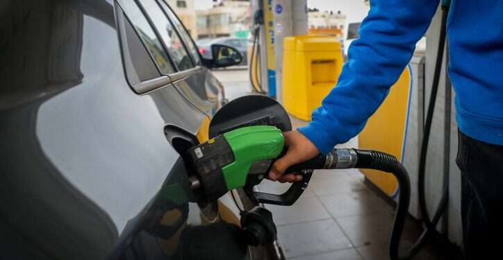 שופטת הורתה לשחרר שני עובדים בתחנת דלק שהיללו את החמאס