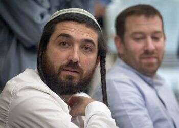 "שונאי יהדות": ח"כ סוכות עונה למגיבים שלעגו לכיסוי הראש של אשתו