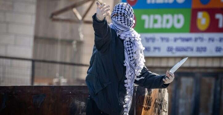 פורע פלסטיני בעיסאוויה, ארכיון. צילום: יונתן זינדל/פלאש 90 "החלטה לבגוד": מעצר עד תום ההליכים לדרשן במסגד בירושלים