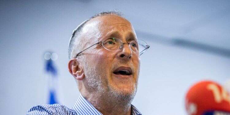 ליאו די. צילום: אורן בן חקון / פלאש 90 האלמן והאב השכול, ליאו די, התפלל בכיכר דיזנגוף והותקף על ידי מפגינים