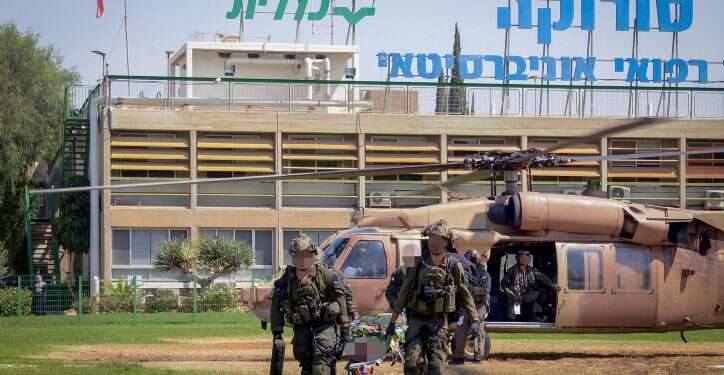 פינוי פצועים לסורוקה. פלאש 90 משרד הבריאות מעדכן: למעלה מ-1590 פצועים בבתי החולים, 19 במצב אנוש