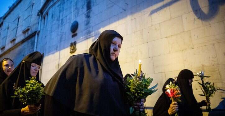 נזירות נוצריות בעיר העתיקה בירושלים. צילום: יונתן זינדל / פלאש 90 "חילול ה' מוחלט": הרב הראשי, שרים וח"כים נגד היריקות כלפי נוצרים