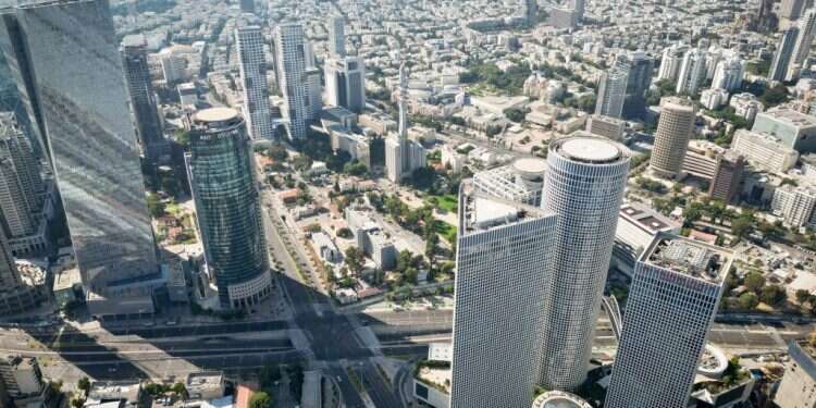 מגדלי עזריאלי בתל אביב. צילום: עומר פישמן פלאש 90 בעקבות פניית מקור ראשון: חיילי מילואים ימשיכו לחנות סמוך לקריה בחינם