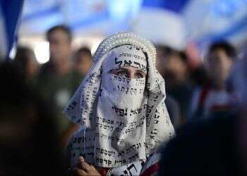 רון חולדאי עם ספר תורה: הפתרון למצב הקשה בת"א לא נמצא בידי הדתיים